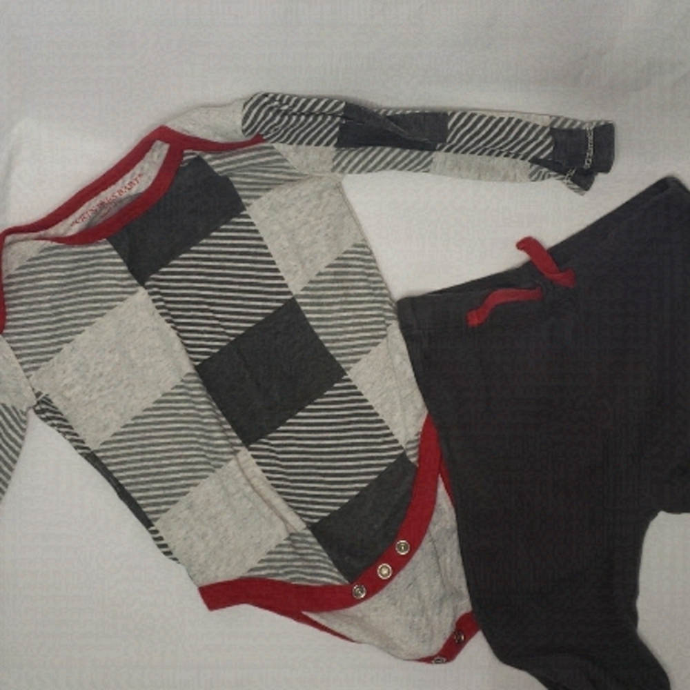 3/$30𝅺 BURT'S BEES BABY Organic Cotton Buffalo plaid Long Sleeve Bodysuit